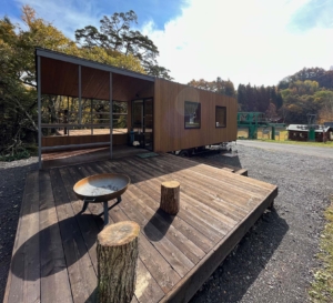 2021年10月末、かたしな高原に、Ski In/Ski Outのデザイントレーラーハウスの宿泊施設がオープン！